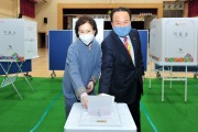 김영만 군위군수 투표장 찾아 투표