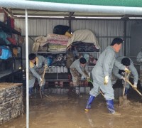 군위축협, 주말도 반납하고 태풍 ‘카눈’ 피해 농가 복구지원